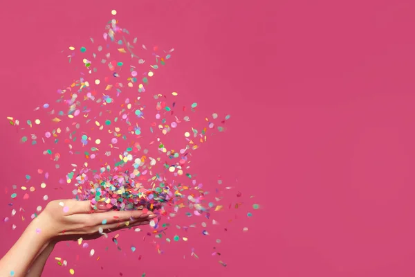 Рождественская Елка Падения Конфетти Руки Женщины Ярко Розовом Фоне Баннера — стоковое фото