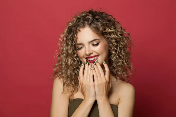 Piękna Kobieta Pokazuje Ręce Manicure Paznokcie Czerwonym Tle — Zdjęcie stockowe