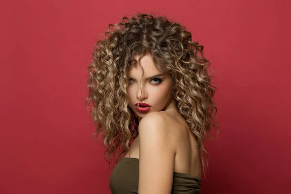 Atractiva Mujer Modelo Con Pelo Rizado Sobre Fondo Rojo —  Fotos de Stock