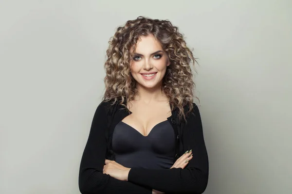 Mujer Sonriente Con Cabello Rizado Maquillaje Natural Sobre Fondo Blanco — Foto de Stock