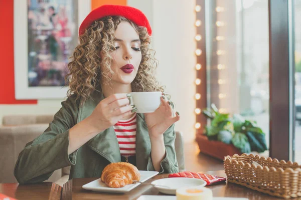 Söt Kvinna Med Kaffekopp Och Fransk Croissant Europeiska Café — Stockfoto
