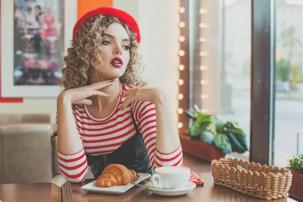 ヨーロッパのカフェでロマンチックな若い女性 — ストック写真