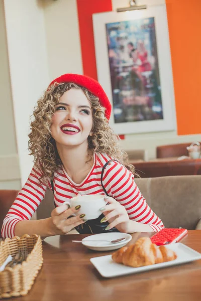 Piękna Młoda Szczęśliwa Kobieta Pijąca Kawę Europejskiej Kawiarni — Zdjęcie stockowe