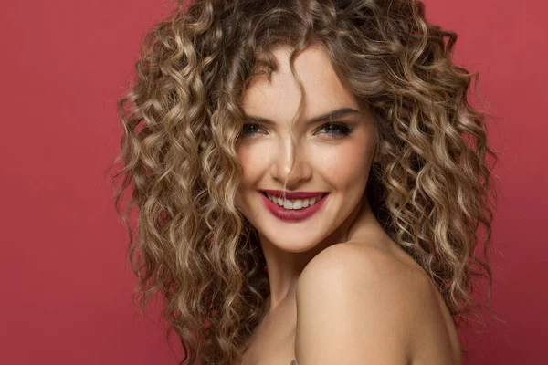 Mulher Modelo Bonita Com Cabelo Encaracolado Sorrindo Fundo Vermelho — Fotografia de Stock