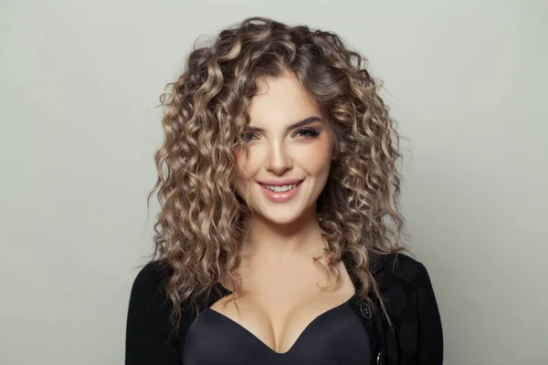 Mujer Feliz Con Pelo Rizado Sonriendo Sobre Fondo Blanco — Foto de Stock