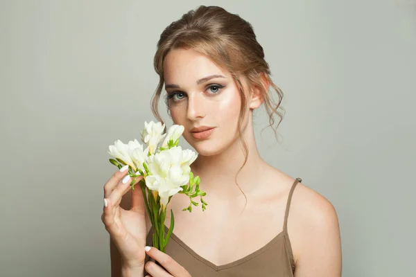 Friska Ung Kvinna Med Klar Hud Håller Vita Blommor Hudvård — Stockfoto