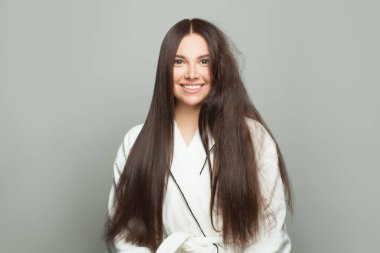 Güzel kadın esmer, beyaz arka planda gülümsüyor