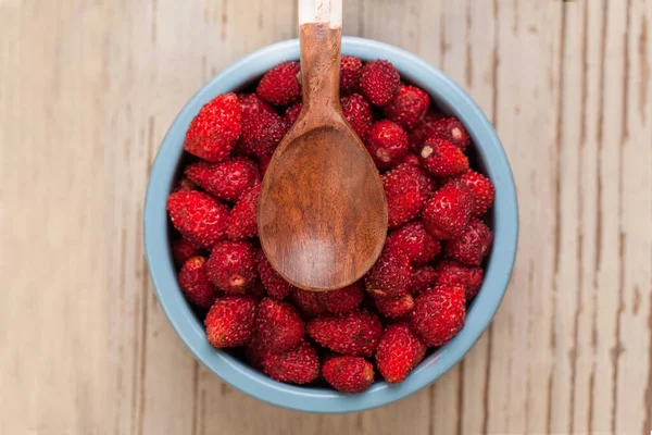 Rote Erdbeere Mit Löffel Auf Weißem Holzhintergrund Bio Lebensmittelkonzept — Stockfoto