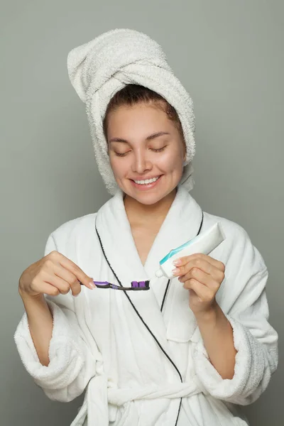 Mujer Feliz Cepillándose Los Dientes Sobre Fondo Blanco —  Fotos de Stock