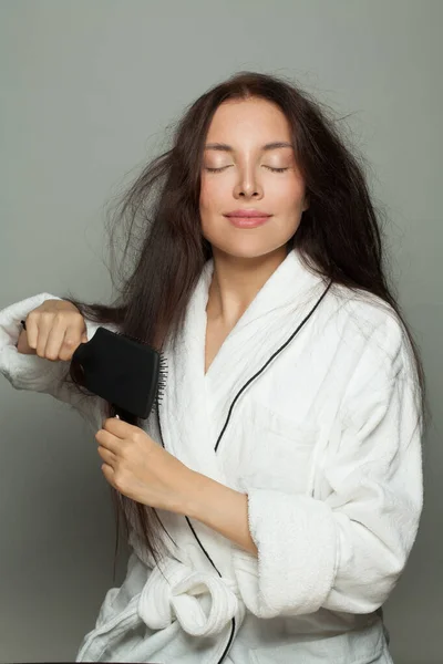 Mulher Morena Feliz Pentear Seu Cabelo Emaranhado Fundo Branco — Fotografia de Stock