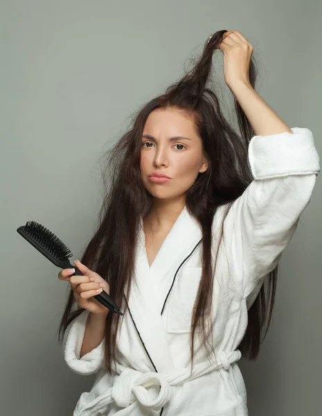 白い背景に櫛を持つ絡みつく髪の悲しい女性 ヘアケアと髪の問題の概念 — ストック写真