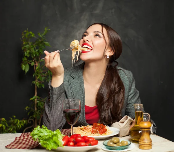 Glad Ung Kvinna Äter Pasta Restaurang — Stockfoto