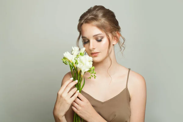 Mujer Joven Sana Sosteniendo Flores Blancas Sobre Fondo Blanco —  Fotos de Stock