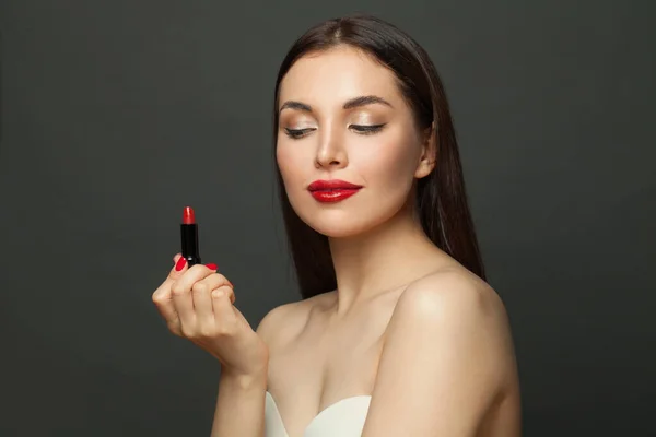 Mujer Agradable Con Maquillaje Lápiz Labial Rojo Sobre Fondo Negro —  Fotos de Stock