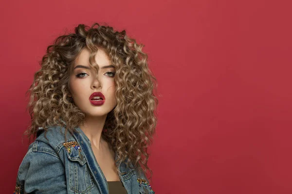 Atractiva Mujer Modelo Moda Con Pelo Rizado Sobre Fondo Rojo — Foto de Stock