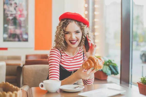 ヨーロッパの街のカフェで笑う若い女性 — ストック写真