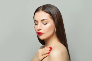 Beyaz arka planda esmer kadın, portre