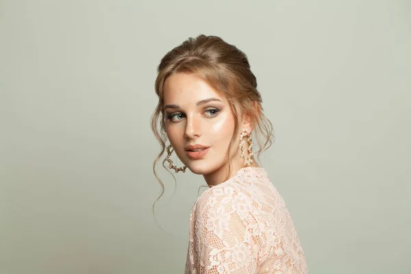 Hermosa Mujer Joven Pendientes Perlas Posando Sobre Fondo Blanco —  Fotos de Stock