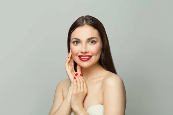 Joven Modelo Morena Mujer Con Piel Sana Uñas Manicura Roja —  Fotos de Stock