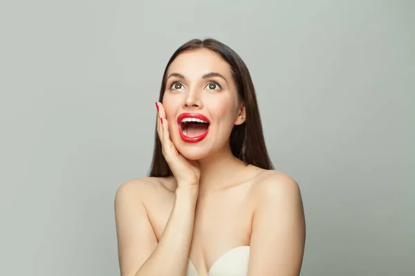 Jong Verrast Vrouw Brunette Met Helder Huid Witte Achtergrond — Stockfoto