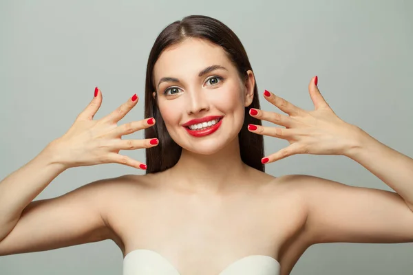 Mujer Joven Feliz Con Las Uñas Rojas Cuidadas Sobre Fondo —  Fotos de Stock