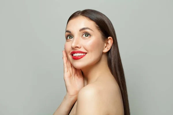 Mulher Modelo Jovem Bonita Com Pele Clara Cabelo Liso Longo — Fotografia de Stock