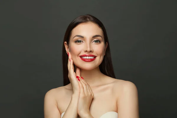 Mulher Bonito Com Pele Clara Sorrindo Fundo Preto Conceito Cuidados — Fotografia de Stock