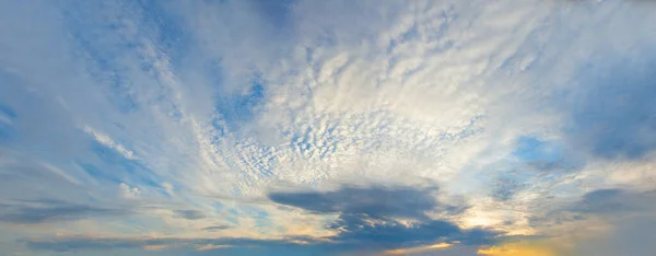 Atardecer Cielo Panorama Hermoso Paisaje Horizonte Con Nubes Luz Del — Foto de Stock