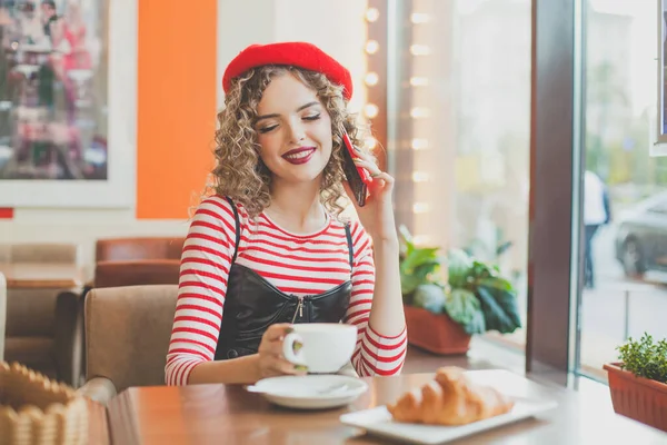 Feliz Joven Mujer Charlando Comiendo Cafetería Europea — Foto de Stock