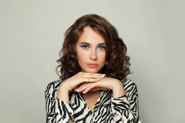 Mujer Belleza Con Cabello Rizado Marrón Sobre Fondo Blanco —  Fotos de Stock