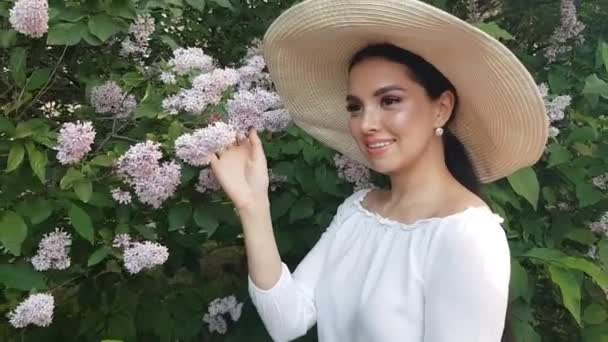 Νεαρή Χαμογελαστή Γυναίκα Λουλούδια Γυναίκα Καπέλο — Αρχείο Βίντεο