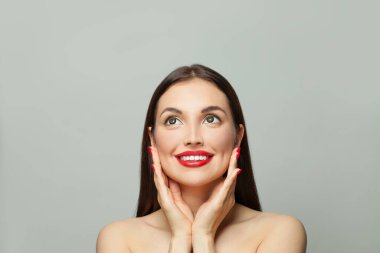 Açık tenli ve uzun düz saçlı çekici bir spa mankeni. Cilt bakımı ve yüz tedavisi kavramı