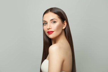 Beyaz arka planda mükemmel bir kadın model yüzü. Cilt bakımı ve yüz tedavisi kavramı