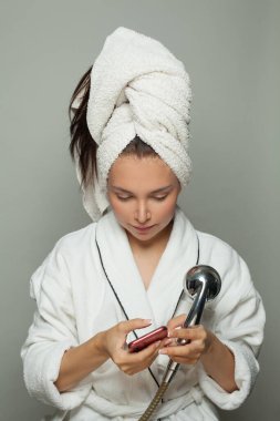 Spa kadını duş almadan ve dinlenmeden önce telefonu kapatır.