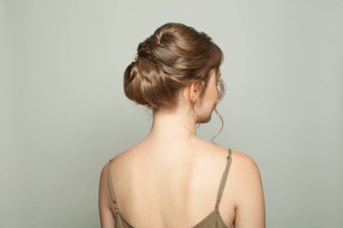 Güzel bir kadın. Gelinlik saç stili, kadın kafası ve beyaz arka plan.