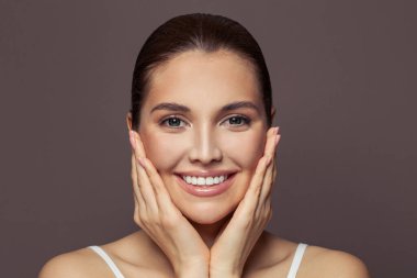 Genç, güzel bir kadının yakın plan portresi. Sağlıklı model kadın gülümsüyor