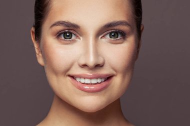 Kahverengi arka planda güzel bir kadın yüzü.