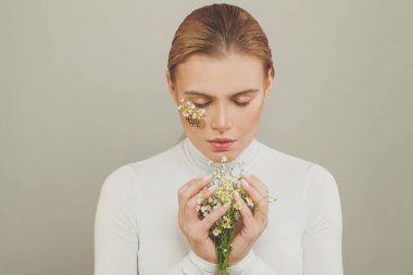 Elinde çiçekler olan romantik, güzel bir kadın. Umut kavramı