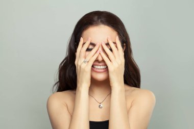 Kolyeli ve yüzüklü mutlu kadın beyaz arka planda pırlanta