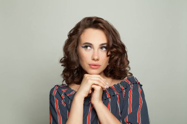 Güzel manken kadın beyaz arka plana bakıyor.