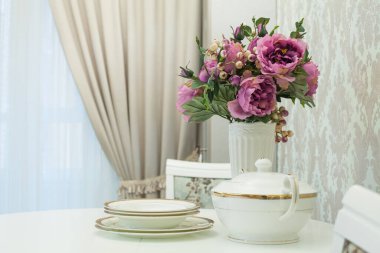 Porselen kâse beyaz masada. 