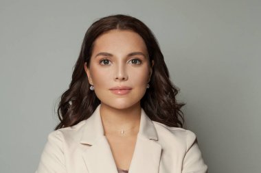 Beyaz arka plan portresi üzerinde çalışan zeki bir iş kadını.