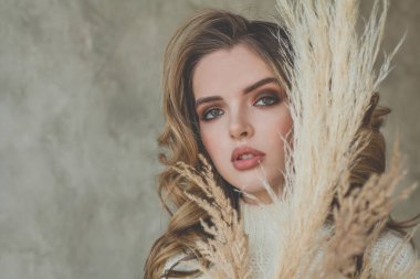 Genç mükemmel kadın yüzü, arka plandaki gri alçıya yakın fotokopi alanı ile.