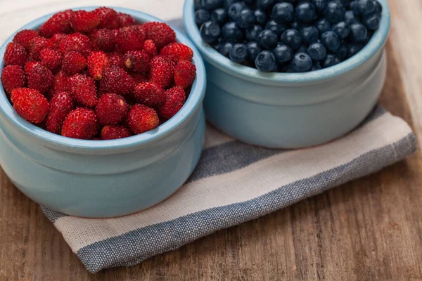 Sabroso Arándano Fresa Tazones Azules Concepto Comida Orgánica — Foto de Stock