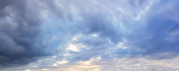 Céu Com Nuvens Azuis Escuras Belo Panorama Paisagístico — Fotografia de Stock