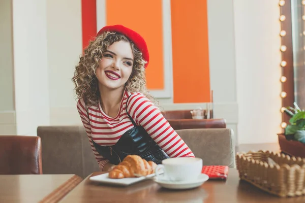 Atractiva Joven Mujer Sonriendo Tomando Café Cafetería Calle Ciudad — Foto de Stock