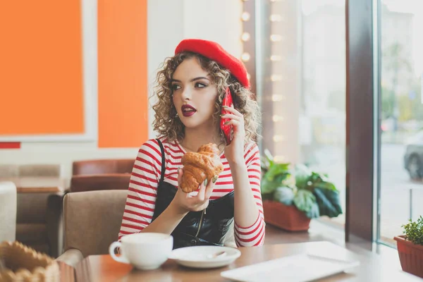 Fröhliche Junge Frau Plaudert Café Und Isst Croissant — Stockfoto