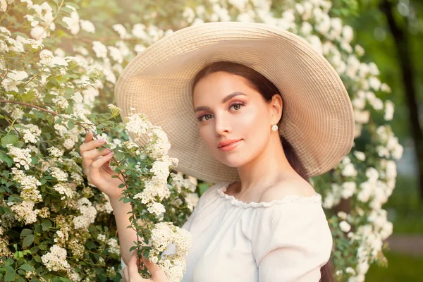 Atractiva Mujer Hermosa Con Flores Aire Libre —  Fotos de Stock