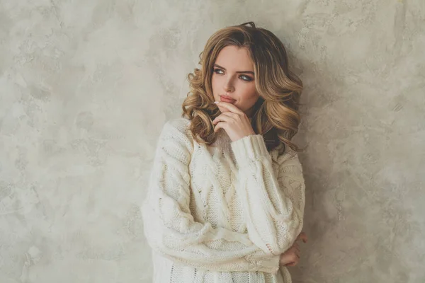 Linda Mujer Joven Con Cabello Rizado Saludable Jersey Blanco Sobre — Foto de Stock