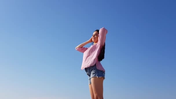 Uzun Saçlı Sıcak Havalı Genç Kadın Güneş Parlıyor Gökyüzü Mavi — Stok video